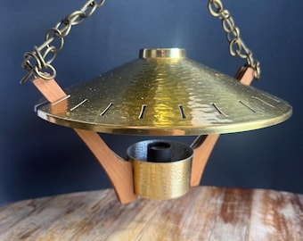 Lámpara colgante vintage de latón y teca de estilo moderno de mediados de siglo.