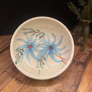 Cuenco para servir de cerámica rústica Robinson Ransbottom Pottery, diseño floral aguamarina