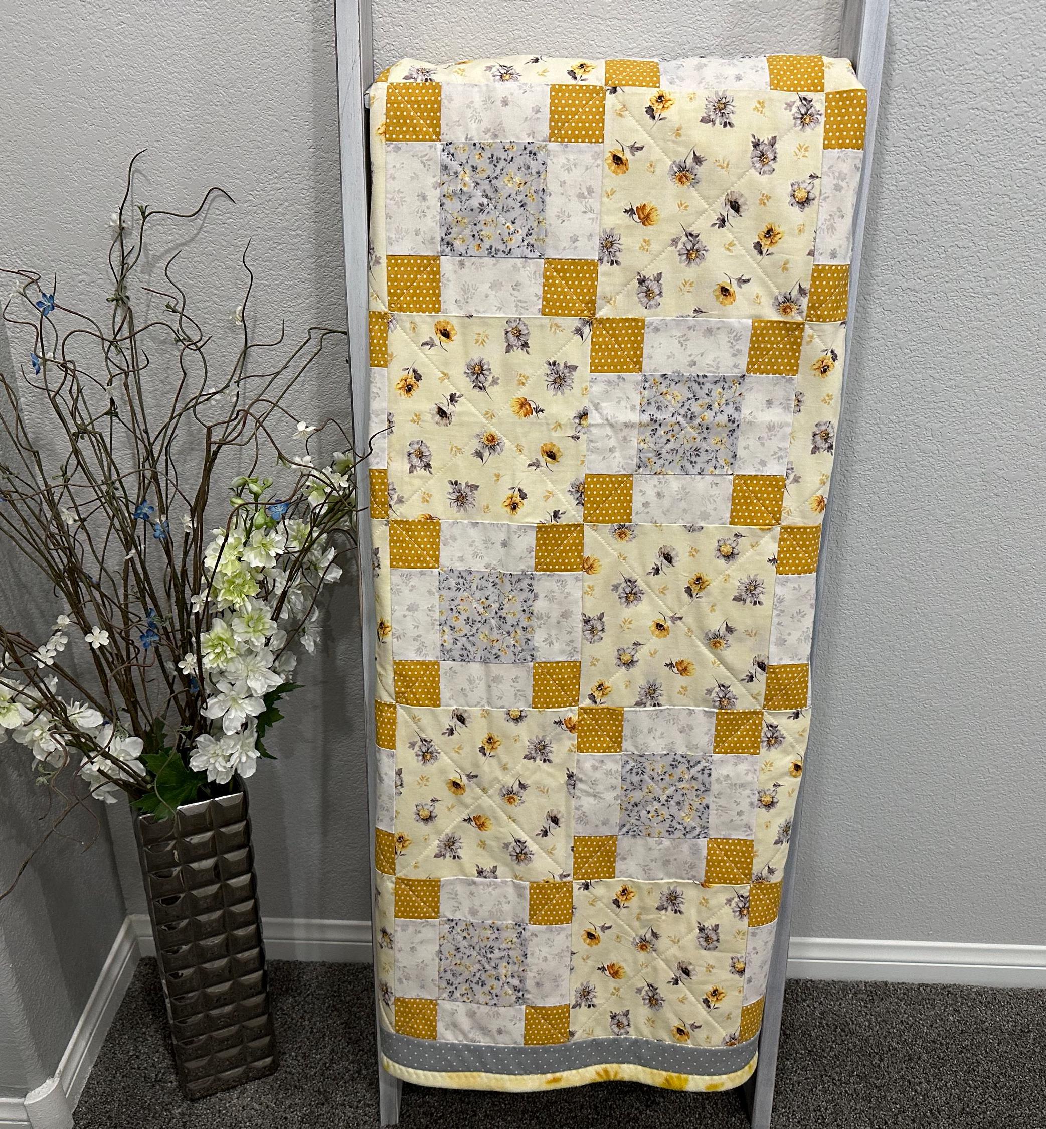 ファームハウスパッチワークキルト：イエロー＆グレーの花柄コットン
