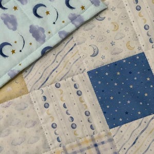 Édredon fait main de chambre d'enfant de lune et d'étoiles | Motif patchwork céleste/support en flanelle douce | Couverture pour tout-petit | Cadeau baby shower