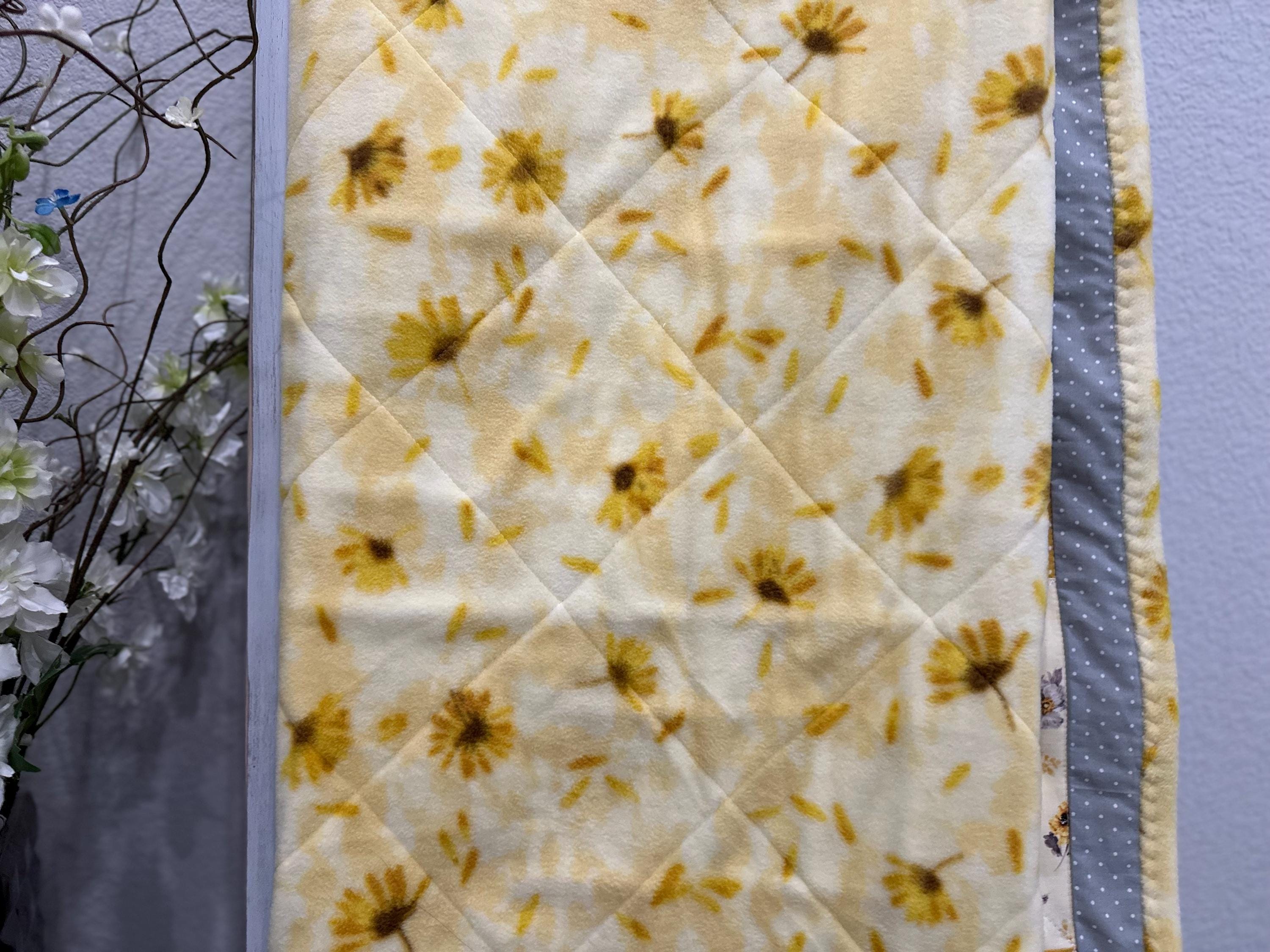 ファームハウスパッチワークキルト：イエロー＆グレーの花柄コットン