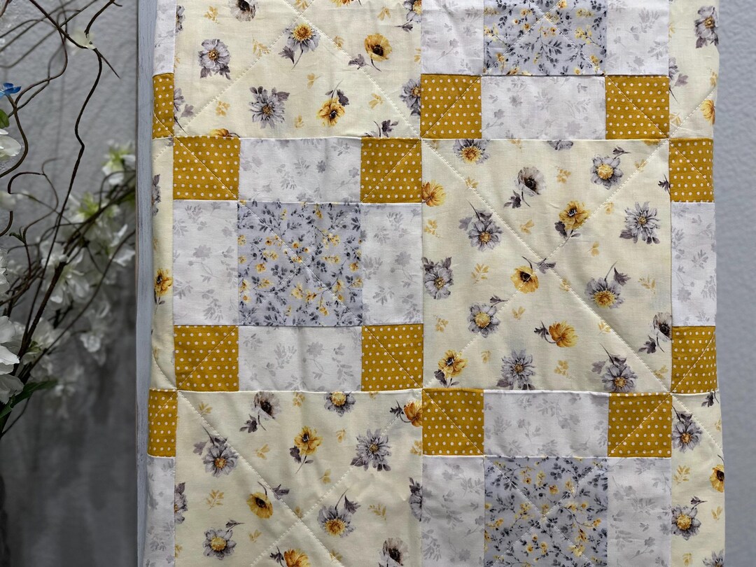 ファームハウスパッチワークキルト：イエロー＆グレーの花柄コットン