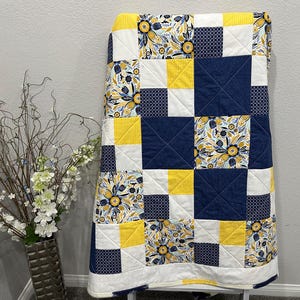 ファームハウスパッチワークキルト：イエロー＆グレーの花柄コットン