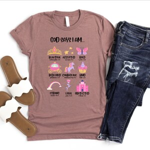 God Says I Am…Shirt, Faith Shirt, Funny Princess Shirt, Christian Girl Shirt, Church Clothing, Princess Bible Verse Shirt, Women Praying Tee bild 2