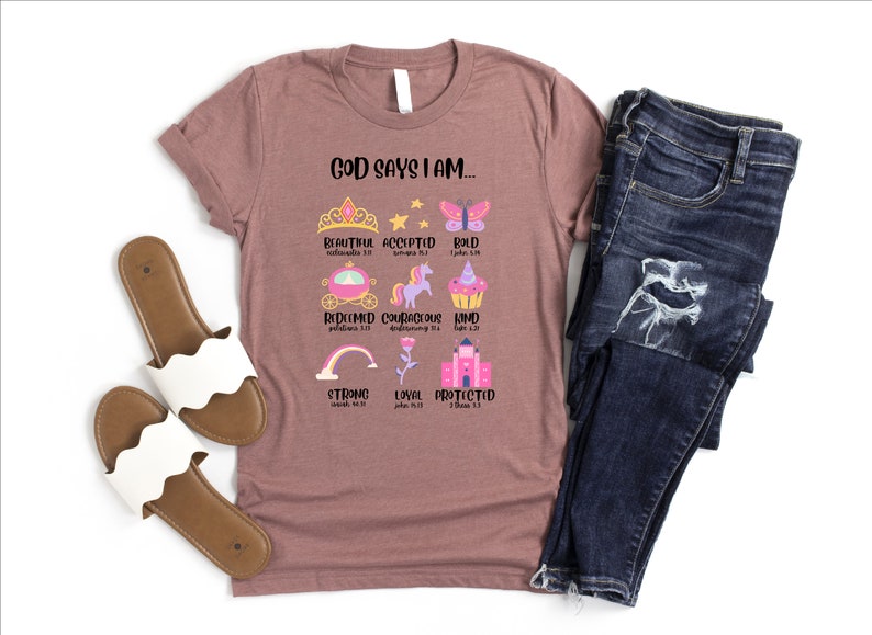 God Says I Am…Shirt, Faith Shirt, Funny Princess Shirt, Christian Girl Shirt, Church Clothing, Princess Bible Verse Shirt, Women Praying Tee bild 2