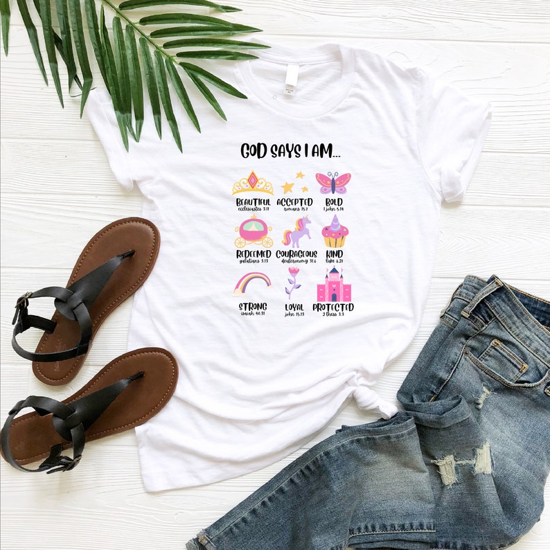 God Says I Am…Shirt, Faith Shirt, Funny Princess Shirt, Christian Girl Shirt, Church Clothing, Princess Bible Verse Shirt, Women Praying Tee bild 1