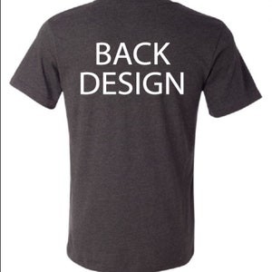 Puede incluir: Una camiseta gris oscuro jaspeada con una impresión blanca que dice "BACK DESIGN".
