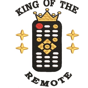 Puede incluir: Diseño bordado con un mando a distancia negro con una corona dorada y cuatro estrellas doradas. El texto "KING OF THE REMOTE" está arqueado arriba y abajo del mando. El diseño está sobre un fondo blanco.