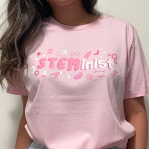 STEMinist Pink Unisex Grafik T-Shirt | Girly STEM Shirt | Geschenk für Frauen in MINT (Wissenschaft, Technik, Ingenieurwesen, Mathematik)