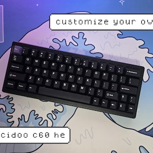 Puede incluir: Un teclado negro con letras blancas, sobre una superficie con estampado de olas azules y blancas. El teclado tiene el texto "cidoo c60 he" y "customize your own". El fondo tiene texto japonés.