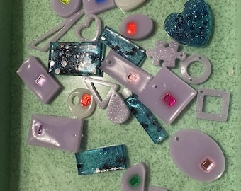 Dijes de resina personalizados: elige color, letra y brillo (1 dólar cada uno)