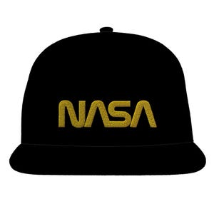 Puede incluir: Una gorra de béisbol negra con un logotipo de la NASA bordado en oro.