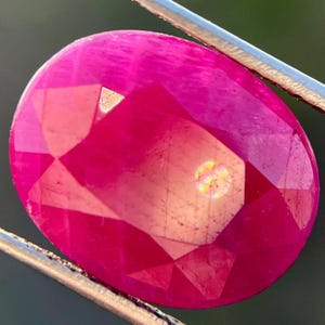 6,55 karaat 100/ Natuurlijke robijn, ovale slijping, dieprode schittering
