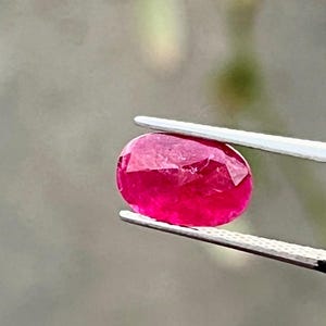 Naturlig oval rosenslipad rubin ädelsten för smyckestillverkning (1,25 karat)