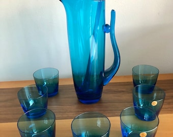 Vintage türkisblauer Kunstglas-Cocktailkrug/Krug mit passenden niedrigen Kugelgläsern x 7, hergestellt in Polen