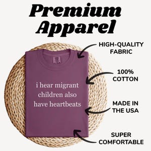 Pu&ograve; includere: Una maglietta bordeaux con la scritta bianca "i hear migrant children also have heartbeats". La maglietta &egrave; realizzata in 100% cotone ed &egrave; etichettata come tessuto di alta qualit&agrave;, prodotta negli Stati Uniti e super confortevole.
