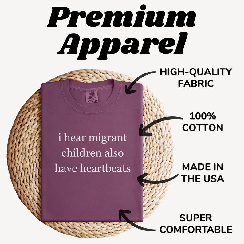 Pu&ograve; includere: Una maglietta bordeaux con la scritta bianca "i hear migrant children also have heartbeats". La maglietta &egrave; realizzata in 100% cotone ed &egrave; etichettata come tessuto di alta qualit&agrave;, prodotta negli Stati Uniti e super confortevole.