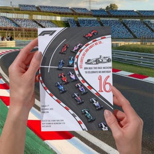 Könnte beinhalten: Eine weiße Einladungskarte mit einem Rennstrecken-Design und Miniatur-Rennwagen. Die Karte enthält den Text "ITS LIGHTS OUT AND AWAY WE GO..." und "JOIN JACK THIS RACE WEEKEND TO CELEBRATE HIS BIRTHDAY 16".