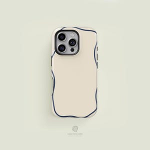 Puede incluir: Una funda de teléfono con un fondo color crema y un diseño abstracto azul oscuro. La funda tiene un recorte para la cámara y el texto "CASE FACE CASES" en la parte inferior.