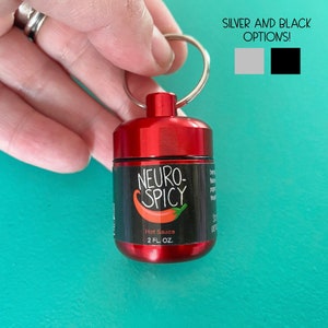 ADHD Pillenhalter Schlüsselanhänger, Neurospicy Sauce Pillen Schlüsselanhänger, Metall Pillendose Behälter Aufbewahrungsbox Flasche Organizer, einzigartiger Spaß Schlüsselanhänger
