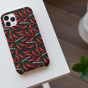Puede incluir: Una funda de tel&eacute;fono negra con un chile rojo y el texto "Neurospicy" repetido en un patr&oacute;n.