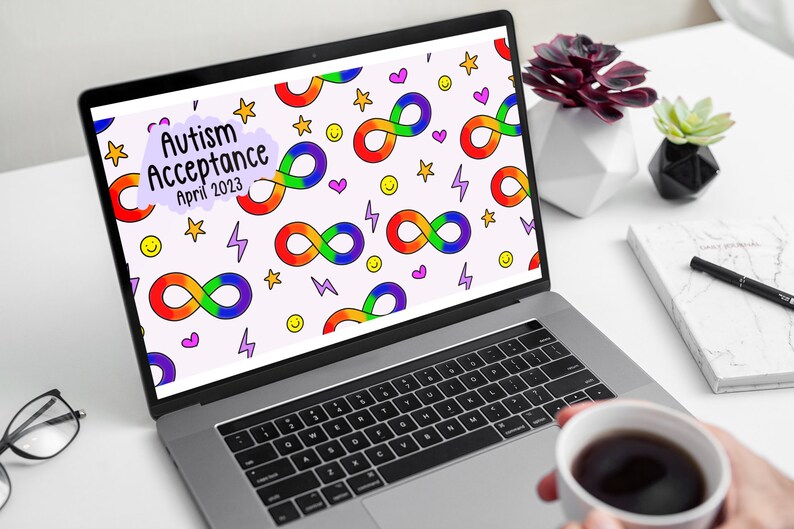 Puede incluir: Un ordenador port&aacute;til con un fondo blanco y un patr&oacute;n colorido de s&iacute;mbolos de infinito, estrellas, rayos y caritas sonrientes. El texto "Autism Acceptance April 2023" se muestra en la pantalla.