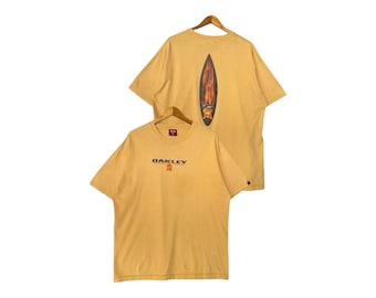 Camiseta Oakley Flame vintage de los 2000 (Y2K) Camiseta amarilla holgada extragrande Oakley Spellout Atom Sunfaded Talla XL Camisetas Gapcore