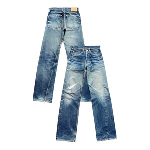 Pu&ograve; includere: Due paia di jeans in denim blu con un lavaggio sbiadito. Un paio &egrave; posizionato dietro l'altro, mostrando il retro e il davanti dei jeans. I jeans hanno un classico design a cinque tasche e una chiusura con bottoni.