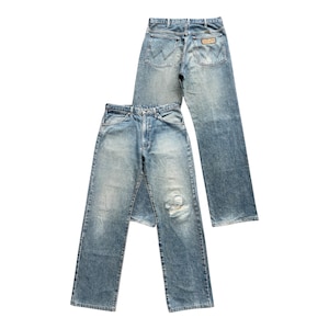 K&ouml;nnte beinhalten: Zwei Jeanshosen aus hellblauem Denim. Eine Hose ist mit dem R&uuml;cken zum Betrachter positioniert und zeigt die Ges&auml;&szlig;taschen und G&uuml;rtelschlaufen. Die andere Hose befindet sich davor und hat ein abgenutztes Knie. Beide Hosen haben eine klassische, gerade Passform.