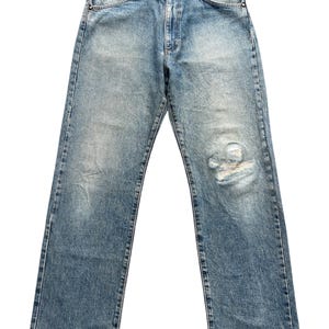 K&ouml;nnte beinhalten: Hellblaue Jeans mit Used-Look. Die Jeans haben ein klassisches F&uuml;nf-Taschen-Design, einen Knopf- und Rei&szlig;verschluss und eine entspannte Passform. Es gibt einen abgenutzten Bereich am rechten Knie. Die Jeans haben eine mittlere Waschung.