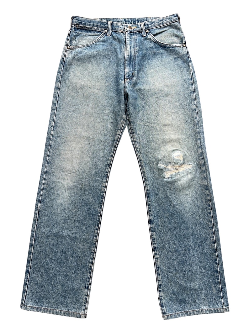 K&ouml;nnte beinhalten: Hellblaue Jeans mit Used-Look. Die Jeans haben ein klassisches F&uuml;nf-Taschen-Design, einen Knopf- und Rei&szlig;verschluss und eine entspannte Passform. Es gibt einen abgenutzten Bereich am rechten Knie. Die Jeans haben eine mittlere Waschung.