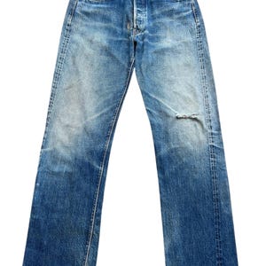 以下が含まれることがあります： ボタンフライとダメージ加工の膝が特徴の、色あせたブルーデニムジーンズ。 ジーンズは、クラシックな5ポケットデザインとストレートレッグフィットです。 デニムは使い古された外観をしています。