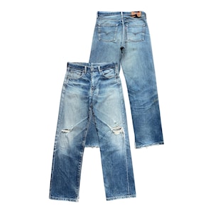 Puede incluir: Dos pares de vaqueros de mezclilla azul. Un par está plano, mostrando el frente con detalles desgastados y rodillas rasgadas. El otro par está de pie, mostrando los bolsillos traseros y un parche de cuero.