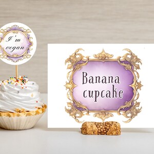 Werten Sie Ihre Designs mit Vintage-Lila-Etiketten auf – elegante Clip-Art mit goldenen Rändern für einen Hauch von Glamour und klassischem Charme