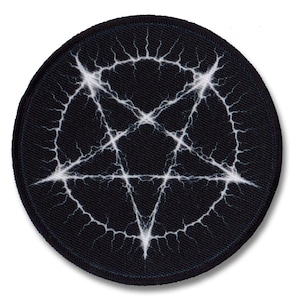 Può includere: Una toppa pentagramma nera e bianca con un design a forma di fulmine. La toppa è circolare e ha uno sfondo in tessuto nero.