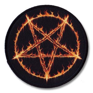 Può includere: Una toppa nera con un pentagramma circondato da fiamme. Le fiamme sono arancioni e gialle.