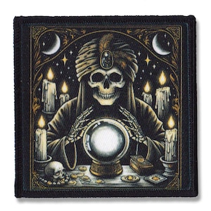 Op de afbeelding: Een vierkante patch met een skeletfiguur met een tulband, die in een kristallen bol kijkt. Het ontwerp bevat kaarsen, manen en sterren, met een zwarte rand. Het thema is waarzeggerij.