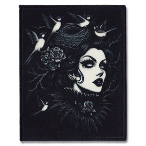 Pode incluir: Ilustração em preto e branco de uma mulher com um ninho de pássaros na cabeça. A mulher tem cabelo escuro e veste um vestido escuro. O fundo é preto.