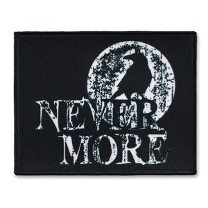 Könnte beinhalten: Schwarz-weiß gestickter Patch mit einer Krähen-Silhouette, die auf einem Mond mit einem abgenutzten Hintergrund sitzt. Der Text "NEVERMORE" befindet sich unter dem Mond.