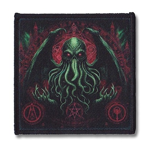 Può includere: Una toppa ricamata nera e rossa con una creatura verde con tentacoli e occhi rossi luminosi. La creatura è circondata da simboli rossi e neri. La toppa è larga circa 7,6 cm e alta 7,6 cm.