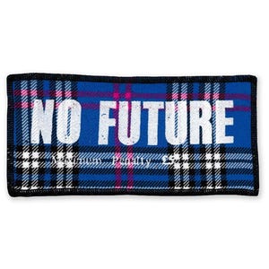 Könnte beinhalten: Ein blauer und weißer karierter Patch mit schwarzen Nähten an den Rändern. Der Patch trägt den Schriftzug "NO FUTURE" in weiß.