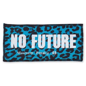 以下が含まれることがあります： 青と黒のヒョウ柄のパッチで、「NO FUTURE」という文字が白で書かれています。「Maximum Penalty £5」という文字も見えます。