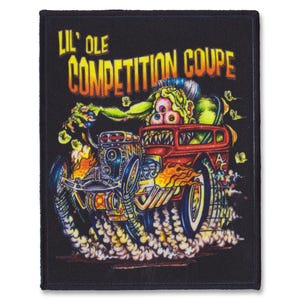 Può includere: Una toppa nera con un'illustrazione di un mostro verde che guida una hot rod rossa con fiamme e fumo. Il testo "Lil' Ole Competition Coupe" è scritto in giallo sopra il mostro.