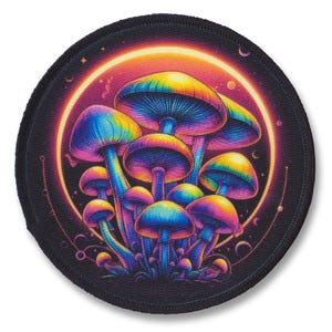 Könnte beinhalten: Ein runder Patch mit schwarzem Hintergrund und einem leuchtenden orangen Kreis in der Mitte. Der Kreis enthält eine Ansammlung von bunten Pilzen mit regenbogenfarbenen Hüten und Stielen.