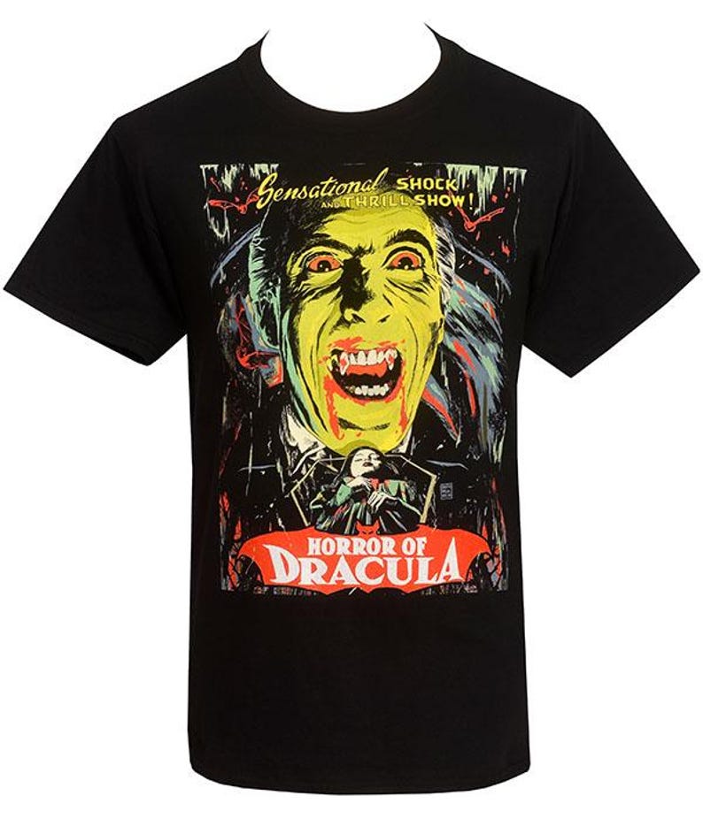 Puede incluir: Camiseta negra con un dise&ntilde;o de cartel de pel&iacute;cula de terror vintage. El gr&aacute;fico incluye un vampiro de cara verde con ojos rojos y colmillos, con las palabras "Sensational Shock and Thrill Show!" y "Horror of Dracula."