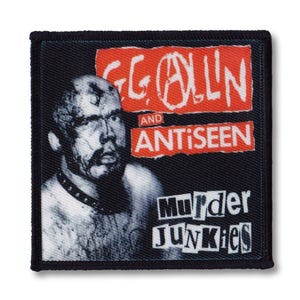 Könnte beinhalten: Schwarzer und roter gestickter Patch mit dem Text "GG Allin and Antiseen Murder Junkies". In der Mitte des Patches befindet sich ein Schwarzweißbild eines Mannes mit rasiertem Kopf und Gesichtsnarben.