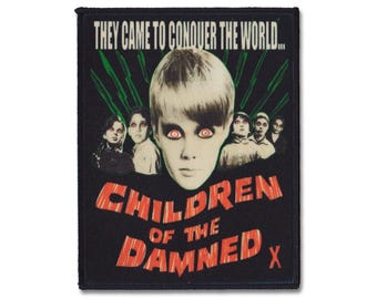 以下が含まれることがあります： 「They came to conquer the world... Children of the Damned X」というテキストが書かれた黒と赤の刺繍パッチ。パッチには、赤い光る目をした子供の顔のクローズアップが描かれている。