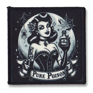 Può includere: Toppa in bianco e nero con un'illustrazione vintage di una donna che tiene in mano una bottiglia di veleno. Il design include una luna, ragnatele e le parole "Pure Poison" su uno stendardo. La donna indossa un corsetto e ha una rosa tra i capelli.