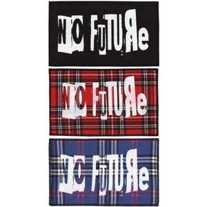 Op de afbeelding: Drie stoffen patches met de woorden "NO FUTURE" gedrukt in wit op een zwarte, rood-zwarte ruit en blauwe en witte ruit achtergrond.