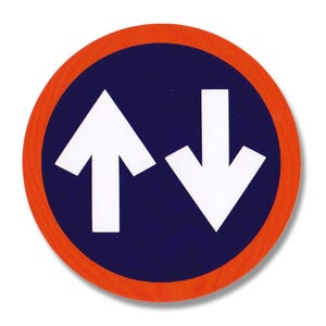 Peut inclure: Un panneau de signalisation rond avec une bordure rouge et un centre bleu foncé. Deux flèches blanches pointent dans des directions opposées, l'une vers le haut et l'autre vers le bas.